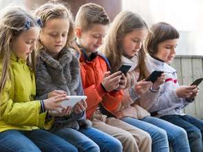 MediaFarm: smartfony są już w 96% polskich gospodarstw z dziećmi