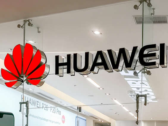 Biznes konsumencki Huawei zmalał w ub.r. o połowę