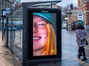 Uśmiechnięte twarze zastępują produkty w kampanii McDonald's