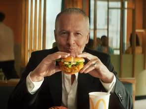 Bogusław Linda zatańczył w reklamie nowego burgera McCrispy [wideo]