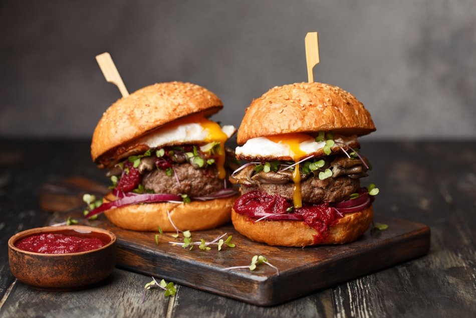 Polacy za pośrednictwem Glovo najchętniej zamawiają burgery. Zdjęcie: Shutterstock.com.